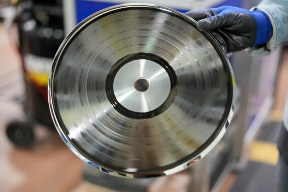 Vinyl thrives at United Record Pressing as the nation’s oldest record maker plays a familiar tune