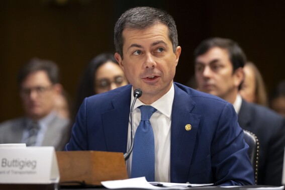 Airline CEOs and Transportation Secretary Buttigieg fight over regulations even after election