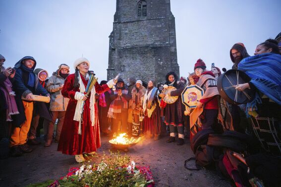 Thousands greet the winter solstice at the ancient Stonehenge monument